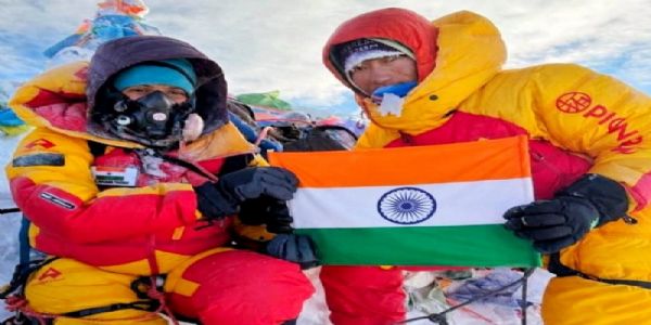 अंजना यादव ने माउंट एवरेस्ट पर फहराया तिरंगा (मुख्यमंत्री ने एक्स पर पोस्ट की तस्वीर) अंजना यादव ने माउंट एवरेस्ट पर फहराया तिरंगा (मुख्यमंत्री ने एक्स पर पोस्ट की तस्वीर)