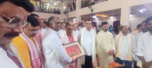 अतिथि को सम्मानित करते हुए मंत्री गिरीश चंद्र यादव अतिथि को सम्मानित करते हुए मंत्री गिरीश चंद्र यादव