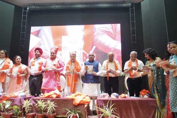 दिल्ली विश्वविद्यालय स्थित शंकर लाल कॉन्सर्ट हॉल में  पुस्तक ‘प्रथम सिंधु कुंभ : आध्यात्मिक एवं सांस्कृतिक महत्व’ का लोकार्पण करते दिल्ली विधानसभा के अध्यक्ष विजेंद्र गुप्ता