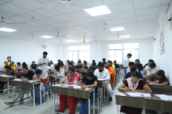 परीक्षा केंद्र में परीक्षा देते परीक्षार्थियों का छायाचित्र