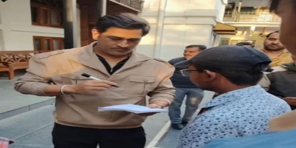 मसूरी में क्रिकेटर महेंद्र सिंह धोनी।