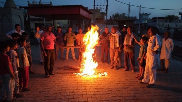 श्रम मंत्री का पुतला दहन करते हुए निर्माण मजदूर।