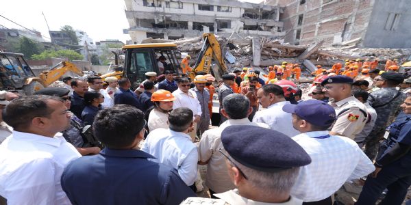 दक्षिणी दिल्ली के साकेत मेट्रो स्टेशन के पास भवन गिरने के स्थल का दौरा करती मुख्यमंत्री रेखा गुप्ता दक्षिणी दिल्ली के साकेत मेट्रो स्टेशन के पास भवन गिरने के स्थल का दौरा करती मुख्यमंत्री रेखा गुप्ता