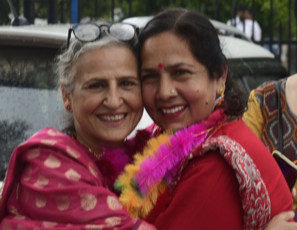 अलकनंदा हांडा और नर्वदा मोहन गले मिलते हुए। अलकनंदा हांडा और नर्वदा मोहन गले मिलते हुए।