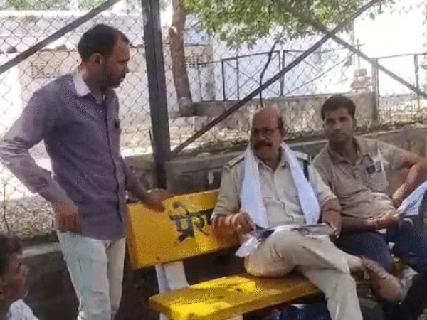 शव का पीएम कर परिजनों को सौंप दिया गया है शव का पीएम कर परिजनों को सौंप दिया गया है