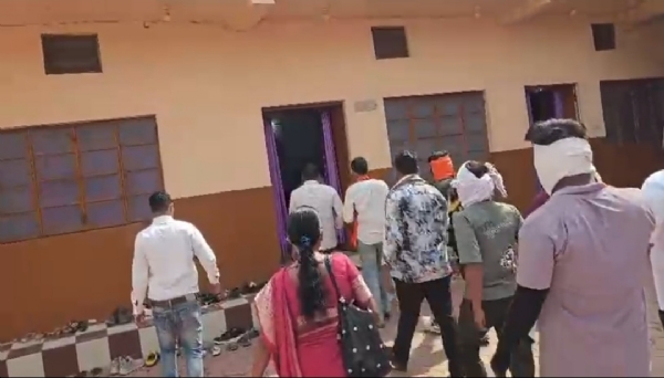 जबलपुर: सोहागी में कथित धर्मांतरण की सूचना पर जांच, बजरंग दल सहित पुलिस पहुंची मौके पर जबलपुर: सोहागी में कथित धर्मांतरण की सूचना पर जांच, बजरंग दल सहित पुलिस पहुंची मौके पर