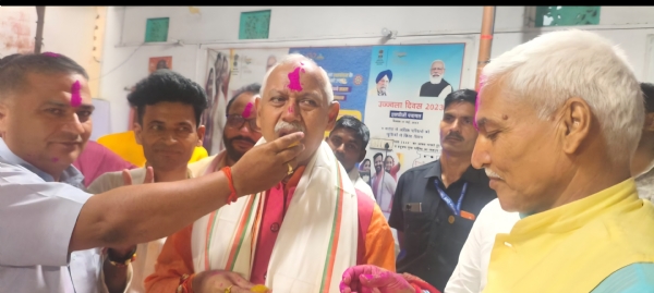 सांसद जनार्दन सिंह सिग्रीवाल के कार्यालय पर मना बीजेपी की जीत का जश्न