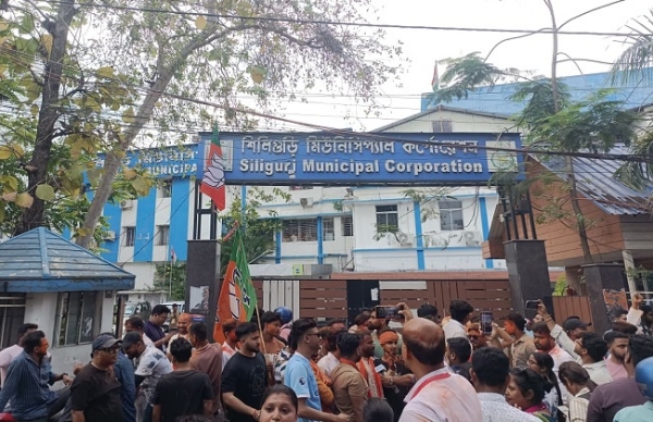 सिलीगुड़ी नगर निगम के सामने भाजपा का जश्न