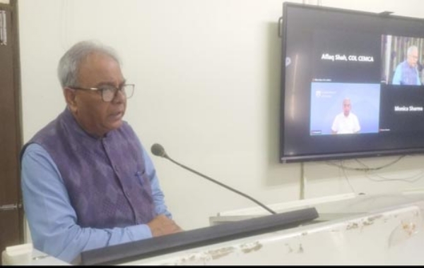 सम्बोधित करते कुलपति