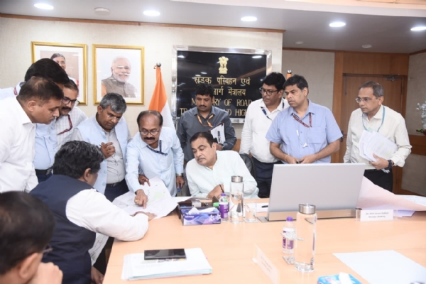 केंद्रीय सड़क परिवहन एवं राजमार्ग मंत्री नितिन गडकरी दिल्ली में आयोजित बैठक के दौरान महाराष्ट्र में प्रस्तावित हाई-स्पीड और हाई-डेंसिटी कॉरिडोर सहित राष्ट्रीय राजमार्ग परियोजनाओं की समीक्षा करते हुए।