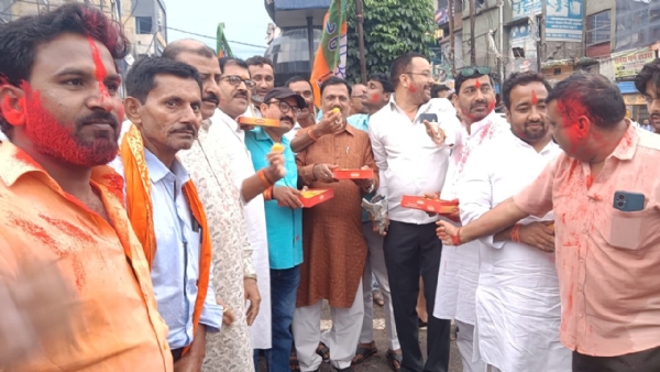 सारण में भाजपा कार्यकर्ताओं ने जीत पर उड़ाए गुलाल