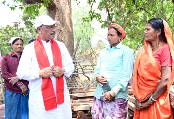 ग्रामीण महिलाओं से चर्चा करते मुख्यमंत्री विष्णु देव साय