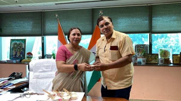 स्थायी समिति अध्यक्ष सत्या शर्मा नगर निगम के कर्मचारियों को मिठाई वितरित करते हुए।