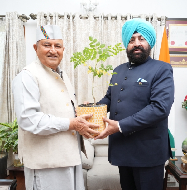 राज्यपाल से लोक भवन में    शिष्टाचार भेंट करते पद्मश्री प्रेमचंद शर्मा।