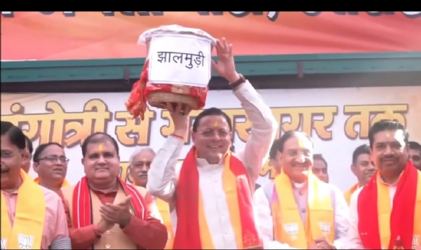 भाजपा प्रदेश मुख्यालय में मुख्यमंत्री धामी झलमुरी के साथ।