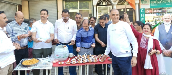 बंगाल में भाजपा की प्रचण्ड जीत पर नाहन में भाजपा ने झाल मुड़ी और रसगुल्ले बांटकर मनाई खुशी।