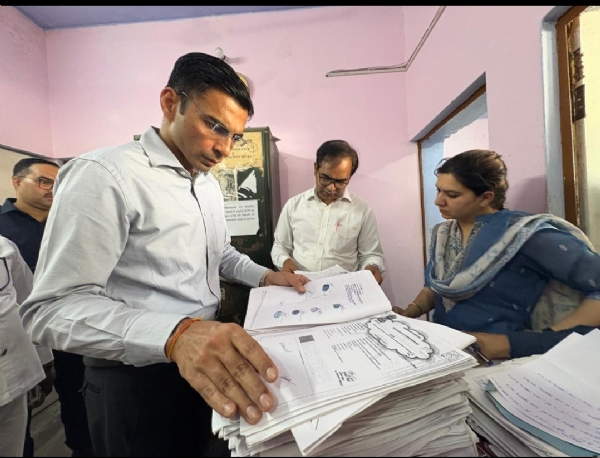 जिलाधिकारी सब  रजिस्टर कार्यालय विकास नगर में  औचक निरीक्षण करते हुए।