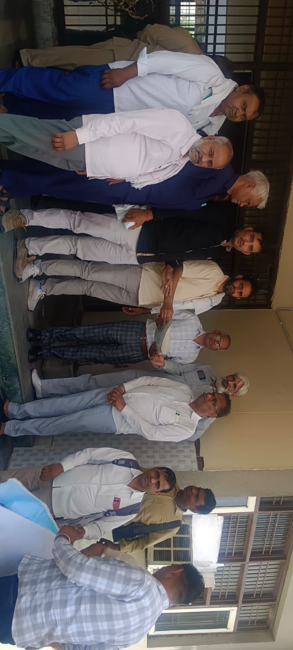 रियाणा रोडवेज वर्कर्स यूनियन ने दमकल (अग्निशमन) विभाग के कर्मचारियों की हड़ताल के समर्थन में सोमवार को कैथल डिपो में प्रदर्शन किया।