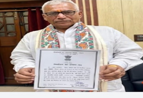 जीत के प्रमाणपत्र के साथ अरविंद शर्मा 