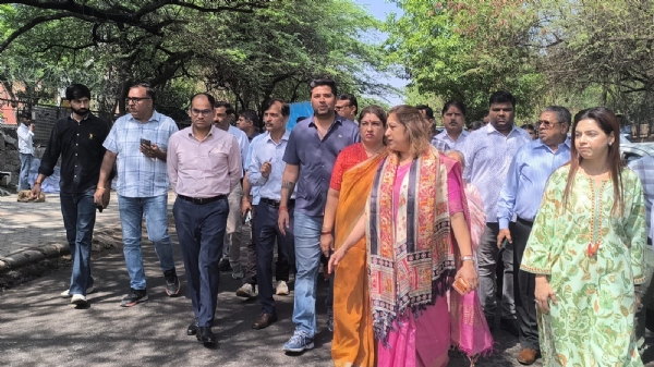 उप महापौर डॉ. मोनिका पंत कालकाजी वार्ड का निरीक्षण करते हुए।