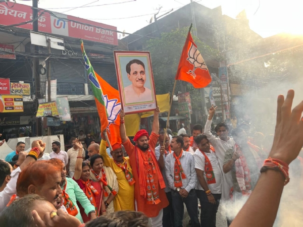 जेपी चौक पर जीत की खुशी मानते बीजेपी नेता एवं कार्यकर्ता