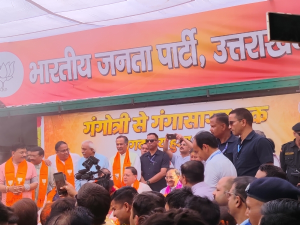 भाजपा मुख्यालय में जश्न मनाते कार्यकर्ता।