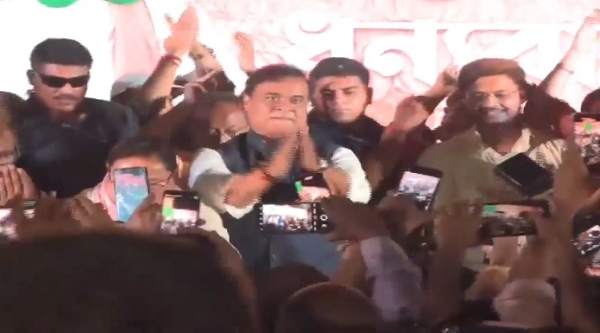 असम प्रदेश भाजपा मुख्यालय में जीत के जश्न के दौरान नाचते हुए मुख्यमंत्री डॉ हिमंत बिस्व सरमा।