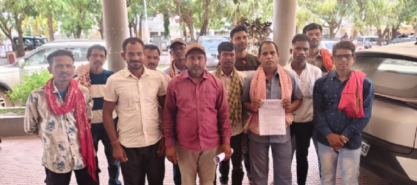 कलेक्ट्रेट परिसर में समस्याओं को लेकर हमाल श्रमिक संघ के पदाधिकारी एवं सदस्य।