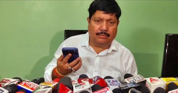 पत्रकारों से बात करते अर्जुन सिंह