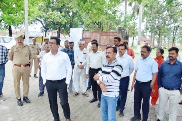 सेटघाट का स्थलीय निरीक्षण करते डीएम अंजनी कुमार व सदर विधायक योगेश वर्मा