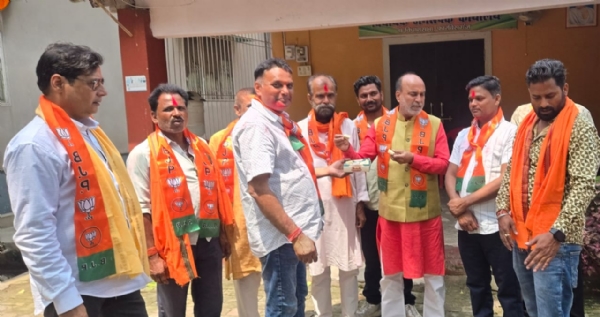 अररिया फोटो:भाजपा कार्यकर्ता जश्न मनाते