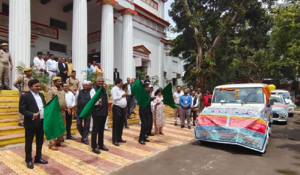 दीवानी न्यायालय परिसर से प्रचार वाहन को हरी झंडी दिखाकर रवाना करते जनपद न्यायाधीश अरविंद कुमार मिश्र व अन्य।