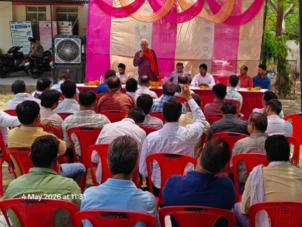 उत्तर प्रदेश विद्युत कर्मचारी संयुक्त संघर्ष समिति की बैठक करते पदाधिकारी