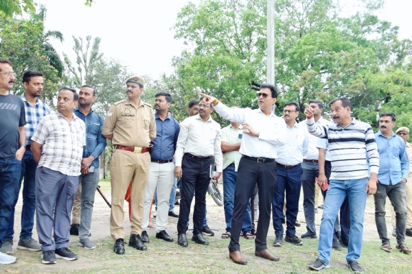 सेटघाट का स्थलीय निरीक्षण करते डीएम अंजनी कुमार व सदर विधायक योगेश वर्मा