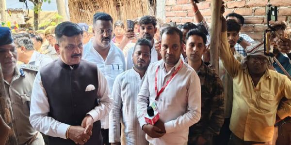हत्या के 24 घंटे बाद रामघाट पर हुआ आजाद का अंतिम संस्कार, प्रशासन के आश्वासन पर माने परिजन