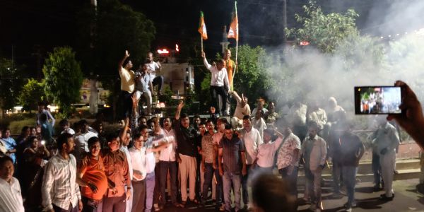 भाजपा की जीत पर अलवर में विजय उत्सव, कार्यकर्ताओं ने आतिशबाजी कर मनाई खुशी