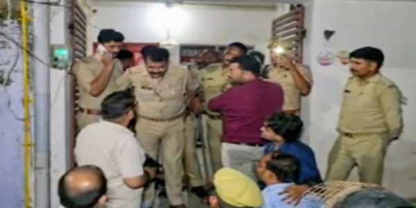 मकान में अवांछनीय गतिविधियों पर पुलिस का छापा,दाे महिलाओं समेत तीन हिरासत में