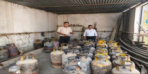 ग्वालियरः चैकोबरी न्यूट्रीशन प्राइवेट लिमिटेड से अनाधिकृत 77 कमर्शियल गैस सिलेंडर जब्त