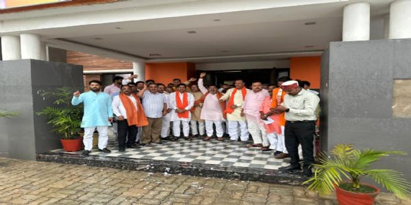 भाजपा की प्रचंड जीत पर कार्यकर्ताओं में उत्साह, गोरखपुर के क्षेत्रीय कार्यालय में मना जश्न