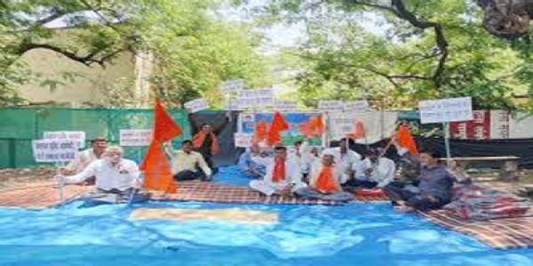 भोपाल में किसानों का अनिश्चितकालीन धरना, एसडीएम ऑफिस के बाहर डाला डेरा