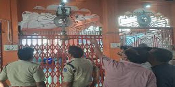 सागर: खुरई के महाकाली मंदिर में बड़ी चोरी, बिना ताला तोड़े दानपेटी से लाखाें उड़ाए, सीसीटीवी के तार काटकर फरार हुए चोर