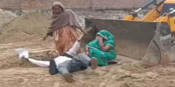 जेबीसी मशीन के आगे लेटकर निर्माण कार्य को रुकवाया