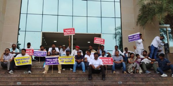 नगर निगम की कार्यशैली से नाराज वार्ड पार्षदों ने दिया धरना, दी आंदोलन की चेतावनी