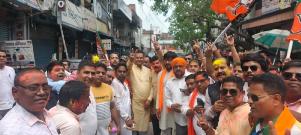 विजय जुलूस में शामिल सांसद मनीष जायसवाल