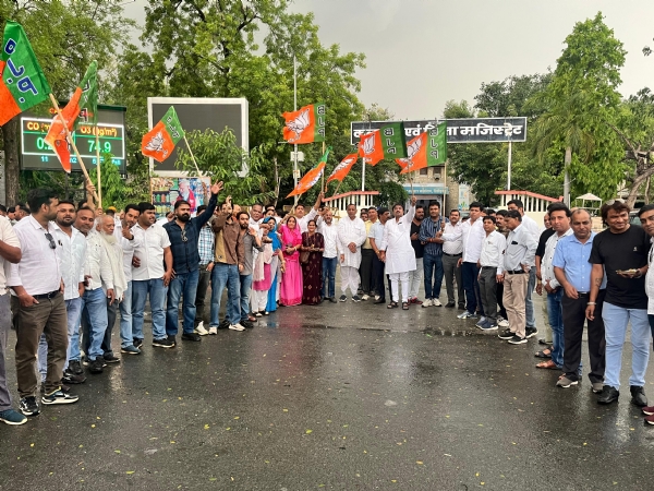 चित्तौड़गढ़ में कलेक्ट्रेट चौराहे पर जीत की खुशी मनाते भाजपा कार्यकर्ता एवं पदाधिकारी।