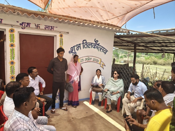 परिजनाें के घर में बाल विवाह राेकने समझाती टीम