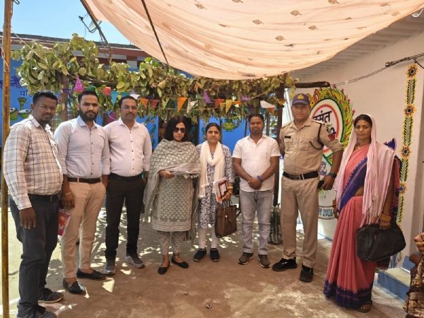 महिला एवं बाल विकास विभाग की टीम एवं पुलिस