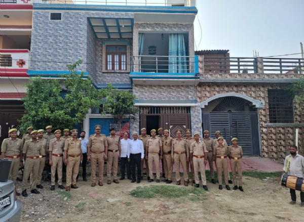 कुर्की का फोटो मौजूद अधिकारी