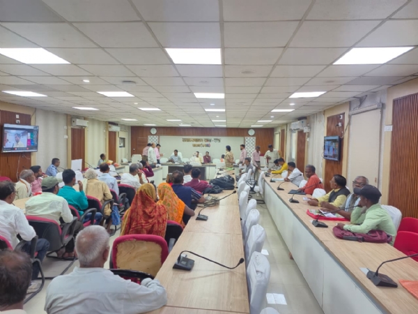 जनता दरबार में जिलाधिकारी ने सुनी 59 फरियादियों की समस्याएं