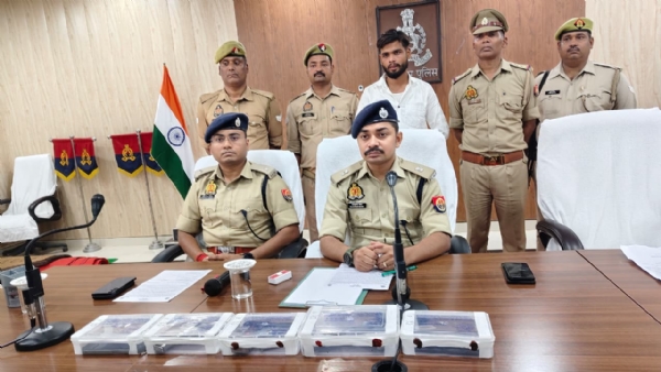 गिरफ्तार आरोपित के साथ सहायक पुलिस अधीक्षक (प्रशिक्षणाधीन) कनिष्क आर. जामकर।